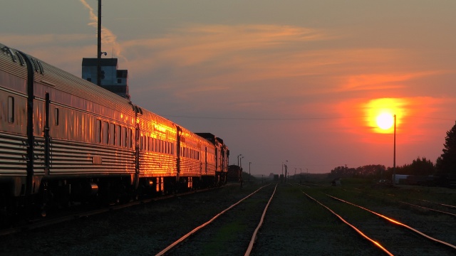 オーロラ列車、夕日に照らされて