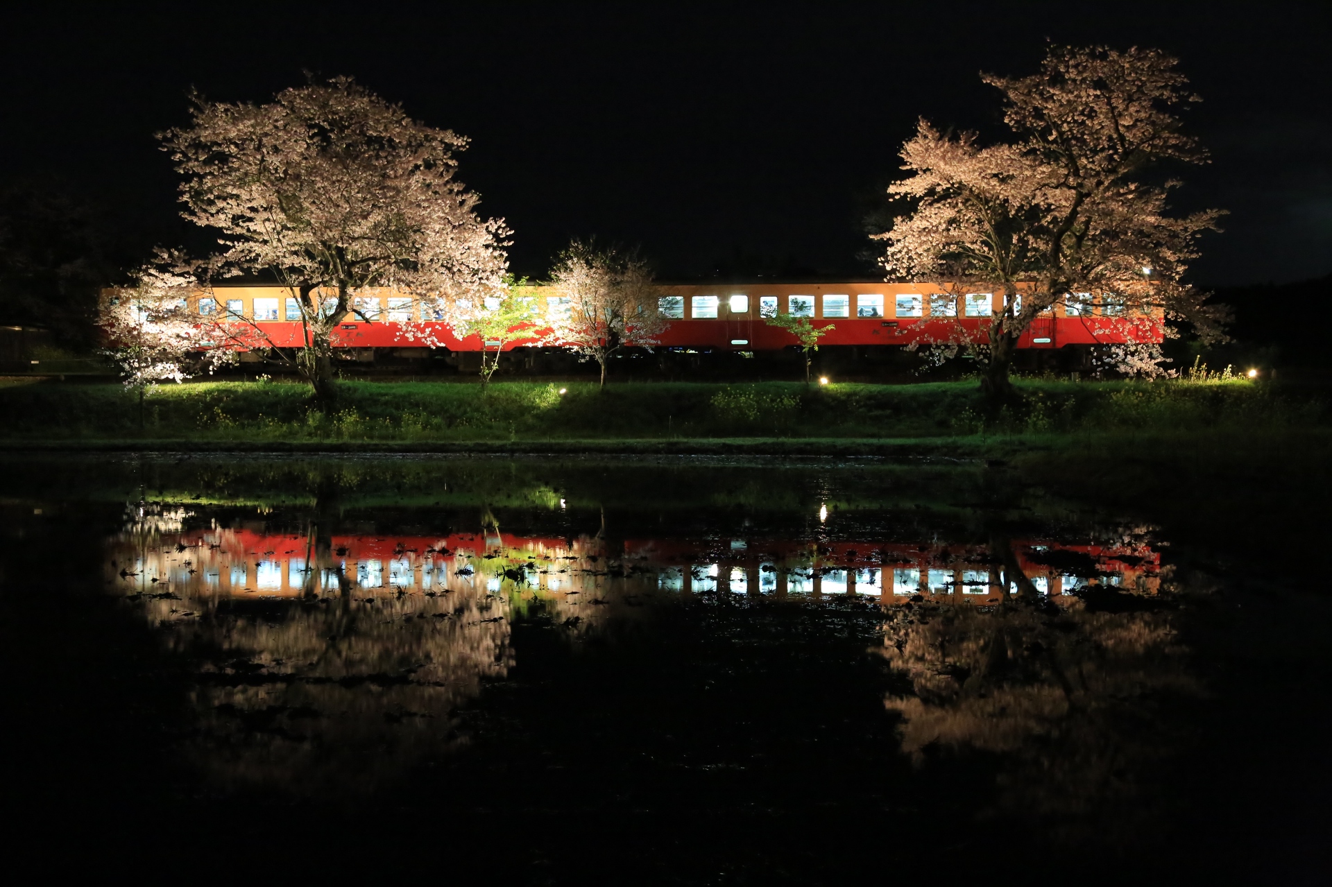 鉄道 気動車 春夜の田舎駅 壁紙19x1279 壁紙館