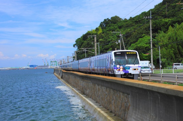 海岸線を走るアンパンマン列車