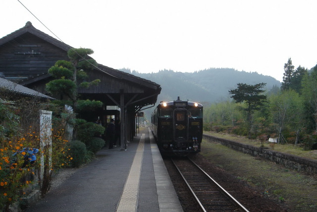特急「はやとの風」号到着