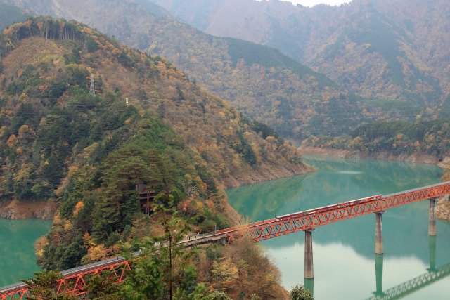 サントリーCMの奥大井湖上駅