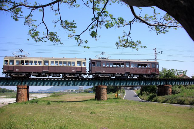 鉄橋を走るレトロ電車