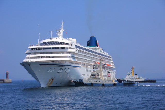 豪華客船飛鳥とタグボート