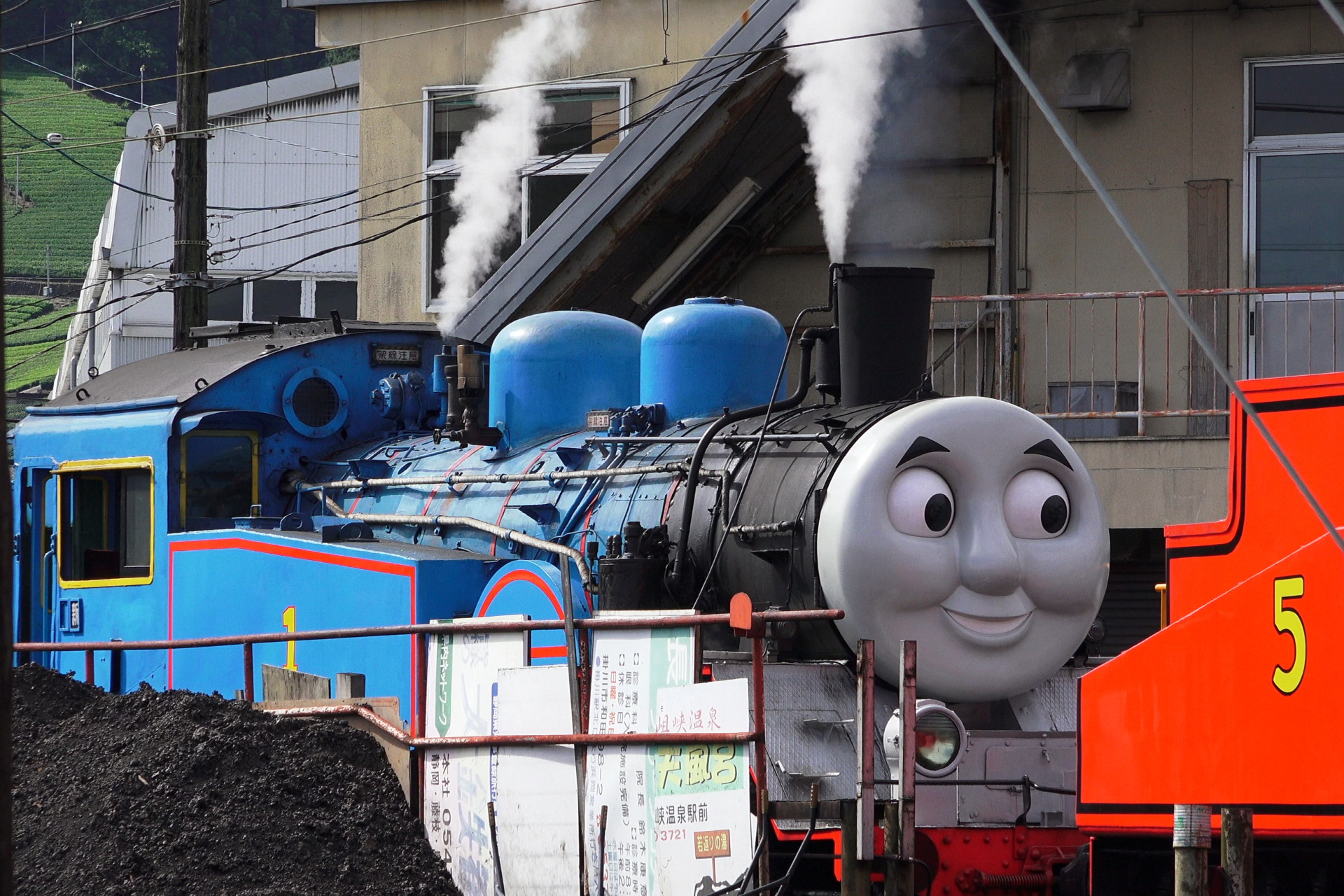 鉄道 蒸気機関車 トーマス君準備中 壁紙19x1280 壁紙館