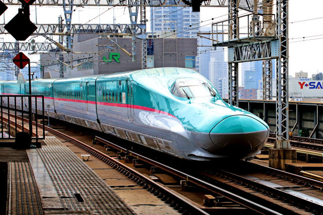 東北新幹線 E5 はやぶさ