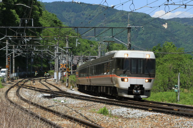 姨捨駅を駆け抜ける383系