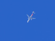 青空を飛行するジェット旅客機