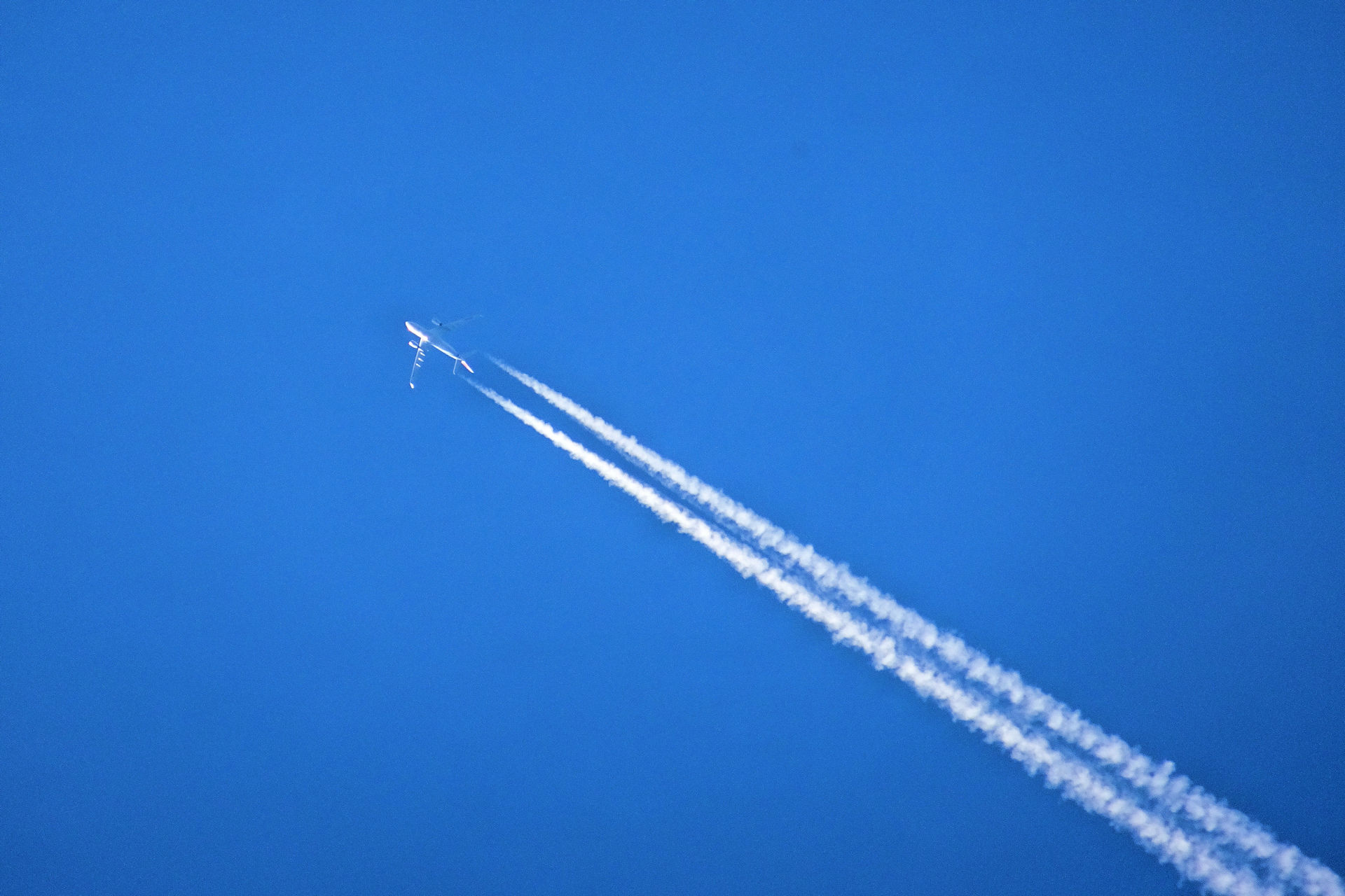 航空機 紺碧の空にジェット機の飛行機雲 壁紙19x1280 壁紙館