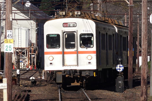 家山駅を出発するステンレス電車