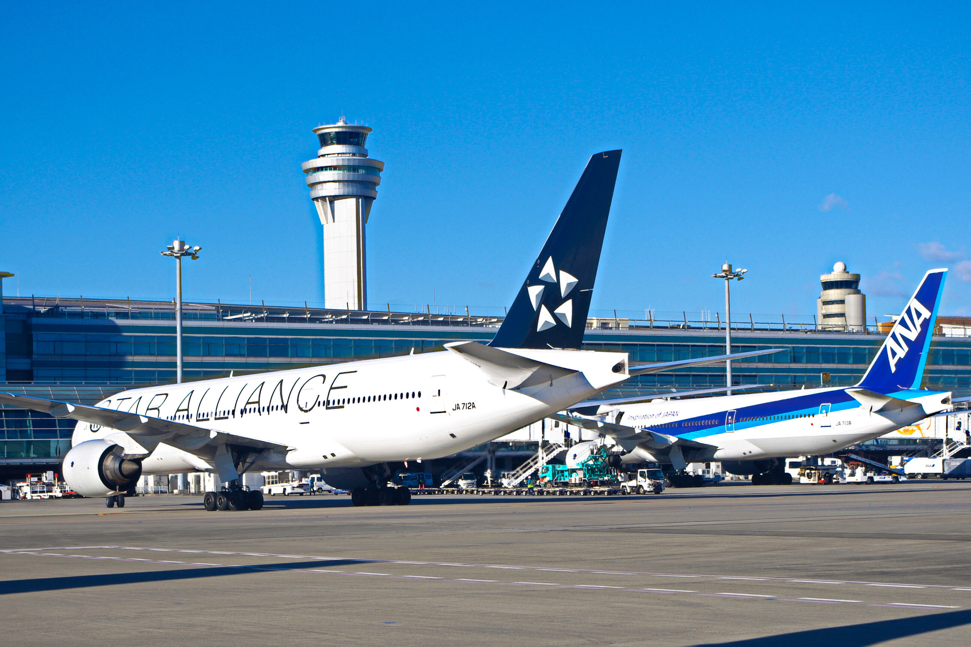 航空機 羽田空港 管制塔と全日空機 壁紙19x1280 壁紙館