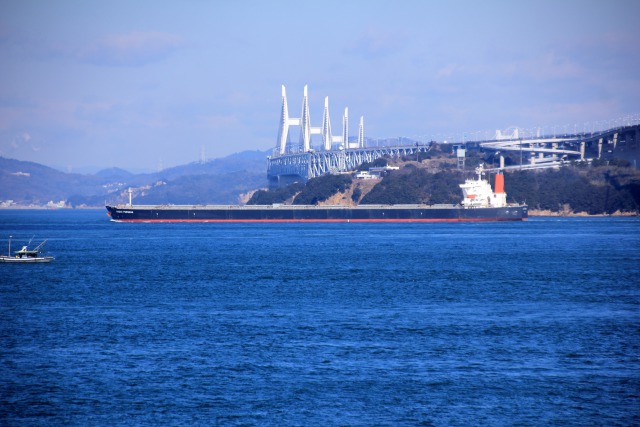 与島を通過するタンカー