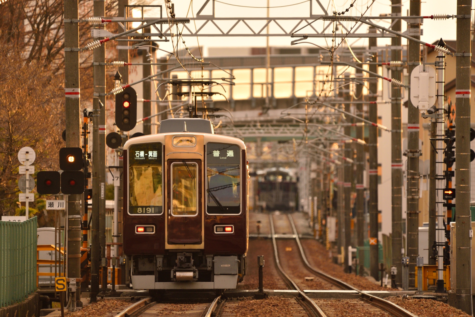 鉄道 電車 夕方の阪急電車 壁紙19x12 壁紙館