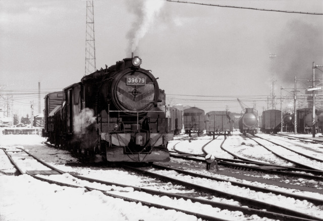 入換え作業をする警戒色の9600