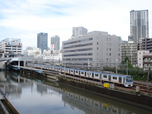 横浜駅に到着する相鉄8000系