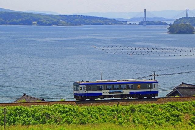 七尾北湾を行くのと鉄道