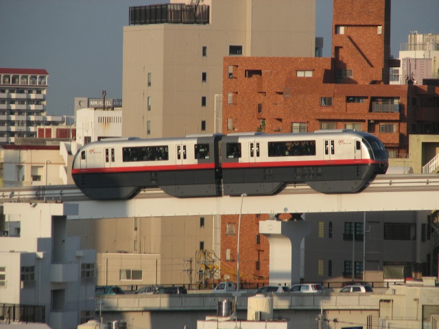 朝日を浴びるゆいレール