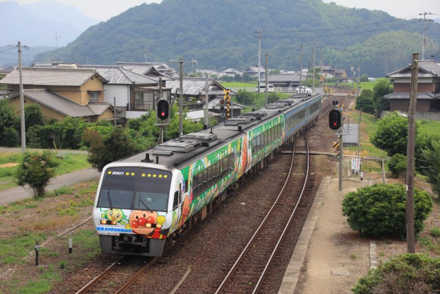 無人駅通過のアンパンマン