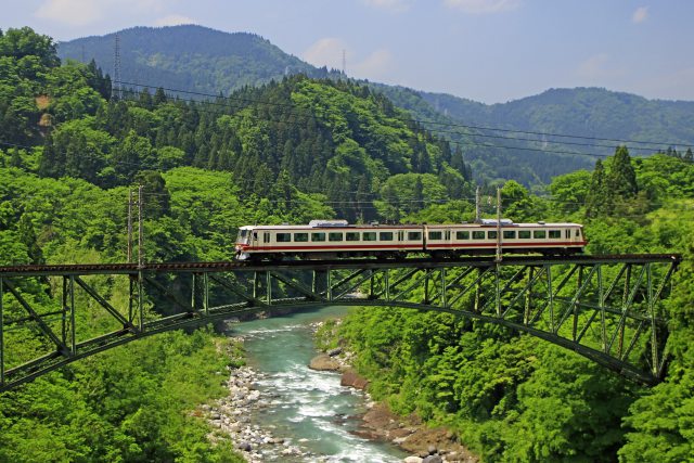 常願寺川を渡る富山地鉄車