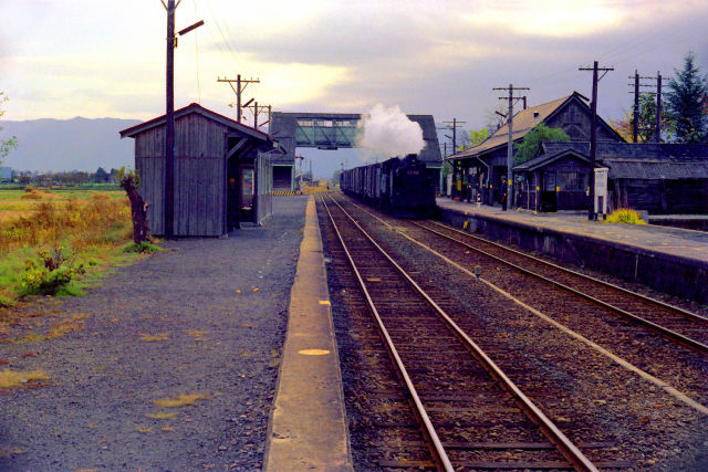 会津高田駅を通過する貨物列車