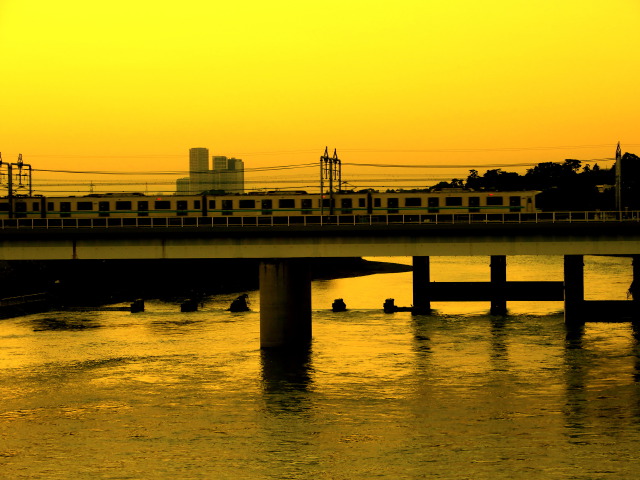 黄昏の多摩川を渡る