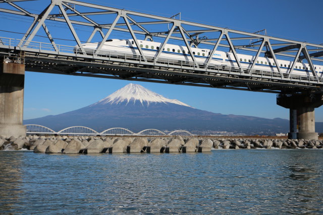 富士山の頭上を走る新幹線