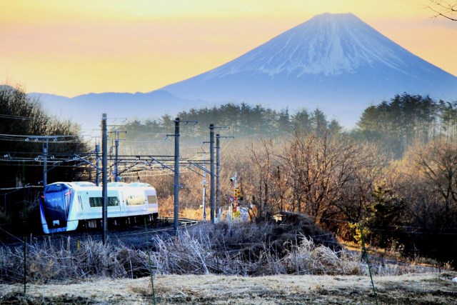 富士山とE353系ス-パ-あずさ