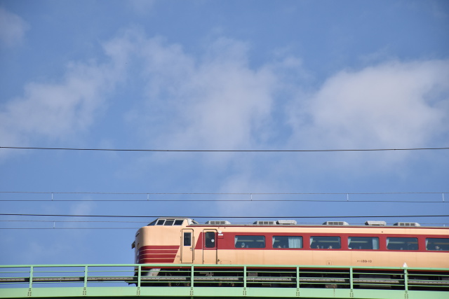 青空とホリデー快速富士山