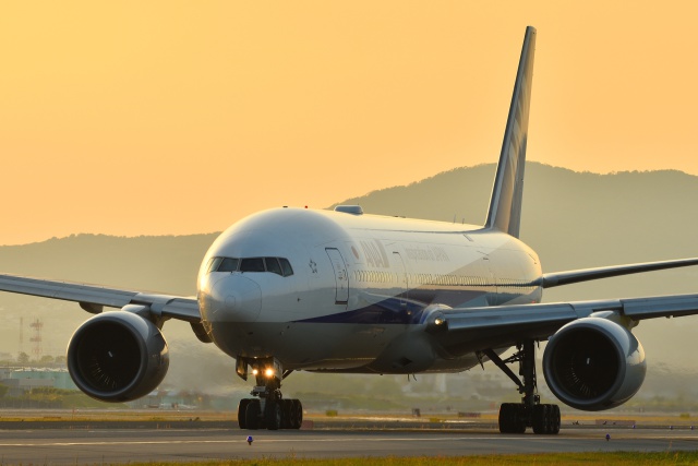 黄昏の中のタキシング B777 