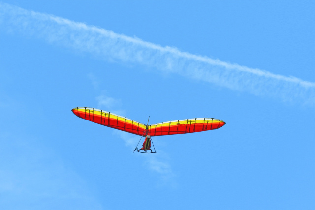 夏空にハングライダー-