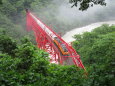 新山彦橋を渡る黒部峡谷鉄道