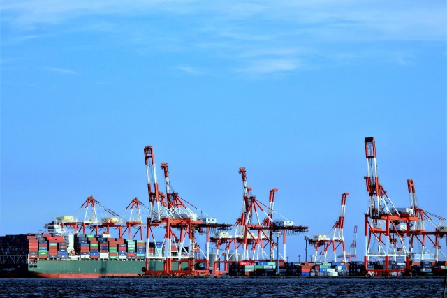 ガントリークレーンとコンテナ船