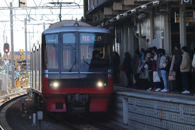 駅に着く3300系