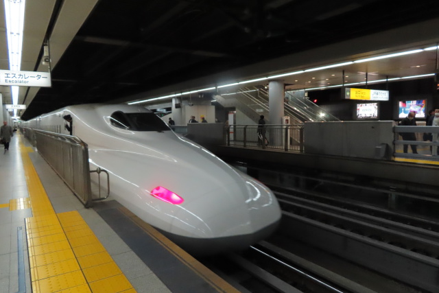 品川駅に入る新幹線