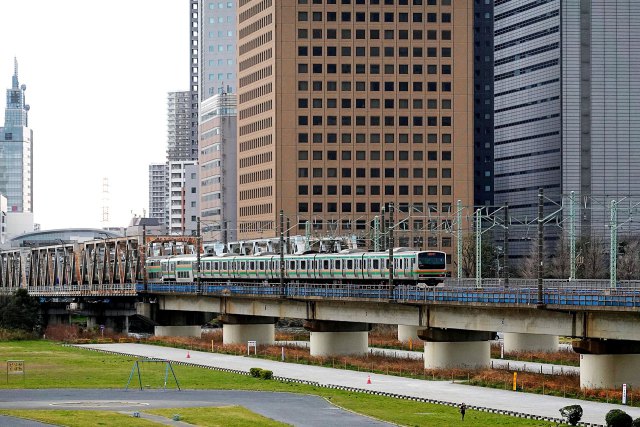 川崎駅を出る東海道線