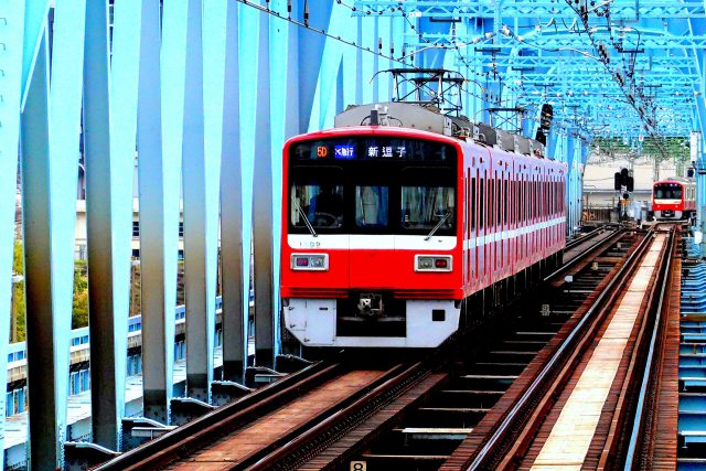 多摩川を渡る京急電車