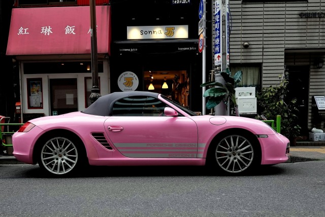 ピンクのポルシェ