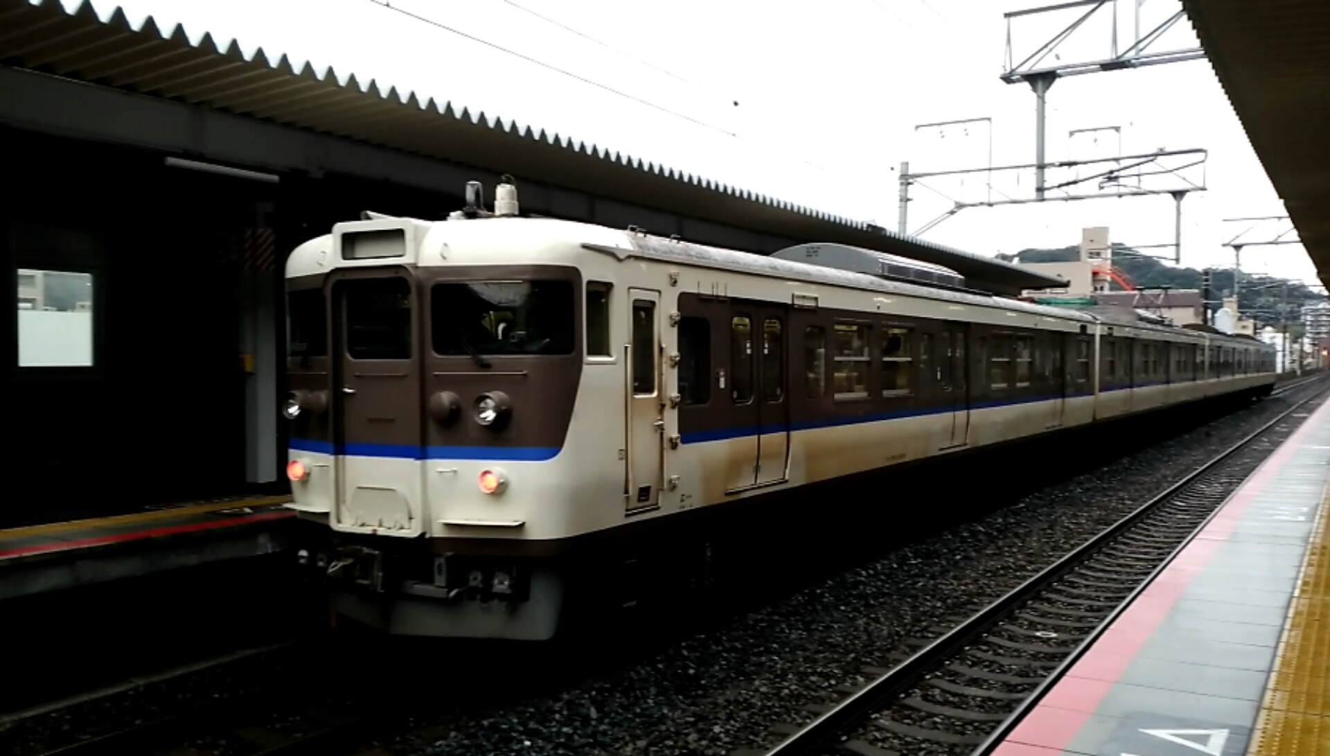 鉄道 電車 カフェオレ色の115系 壁紙19x1091 壁紙館