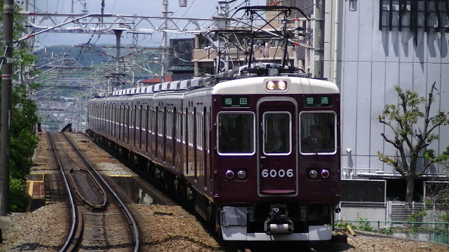 石橋手前のカーブを通過する阪急