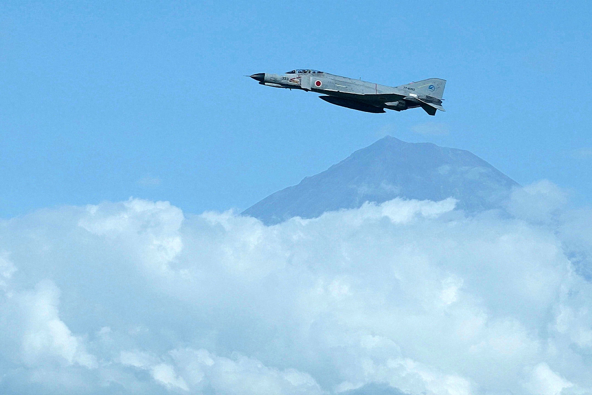 航空機 富士山上空を飛ぶ戦闘機 壁紙19x1281 壁紙館
