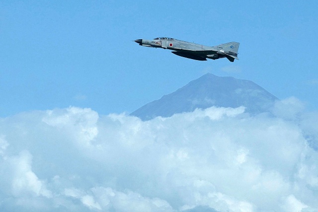 富士山上空を飛ぶ戦闘機