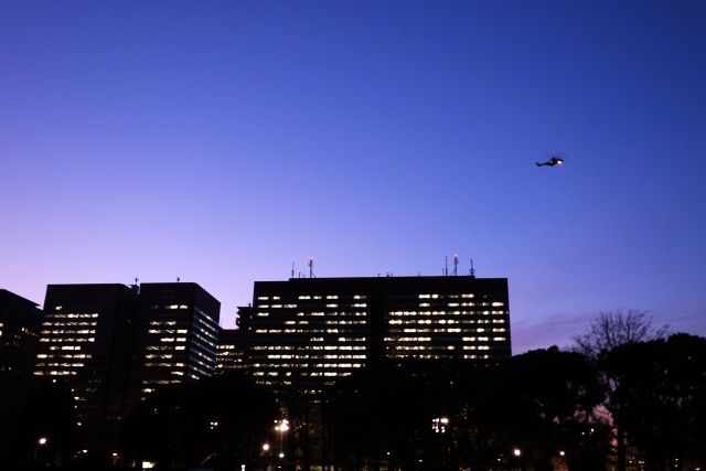 日比谷公園夕景とヘリコプター