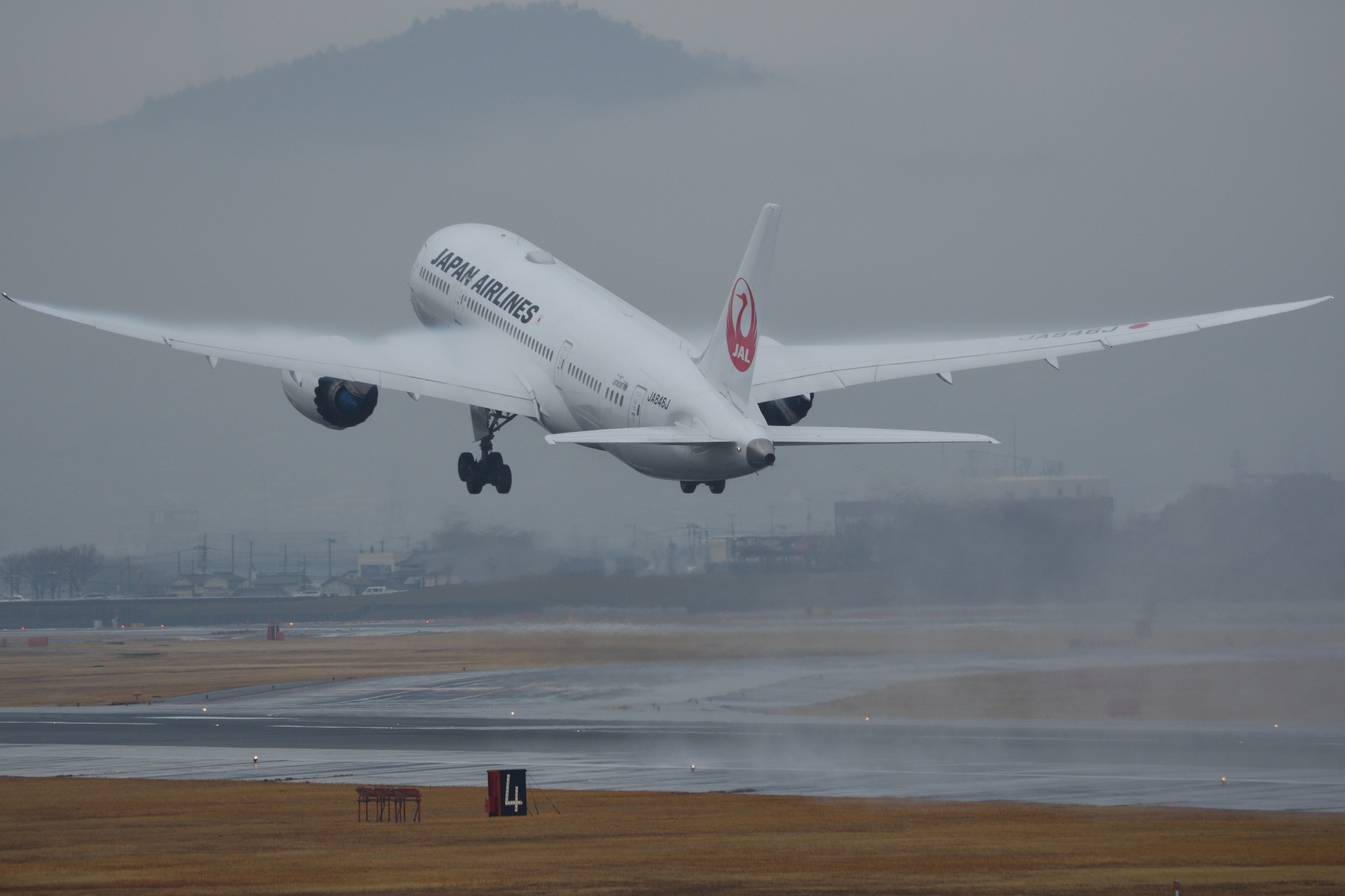 航空機 87 8 Jal 雨の中のtakeoff 壁紙19x1280 壁紙館