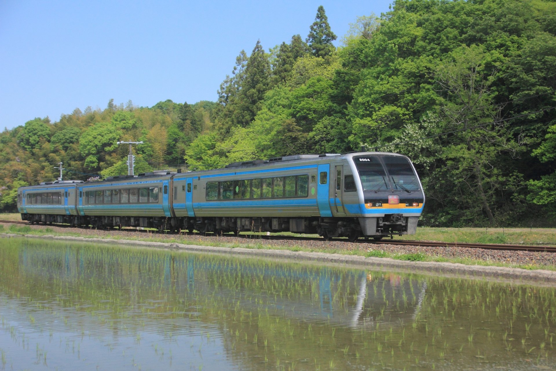 鉄道 気動車 水田を走るjr 壁紙19x1280 壁紙館