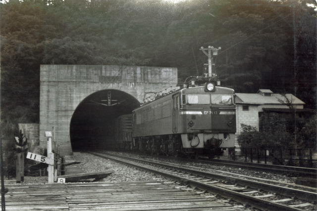 北陸トンネルを出るEF70～1963年