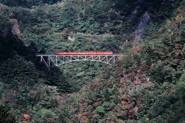 昭和の鉄道129 アーチ橋を行く