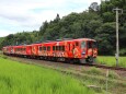 水田を走るアンパンマン列車