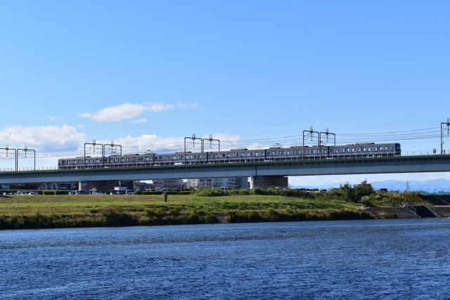 多摩川を渡る東急東横線