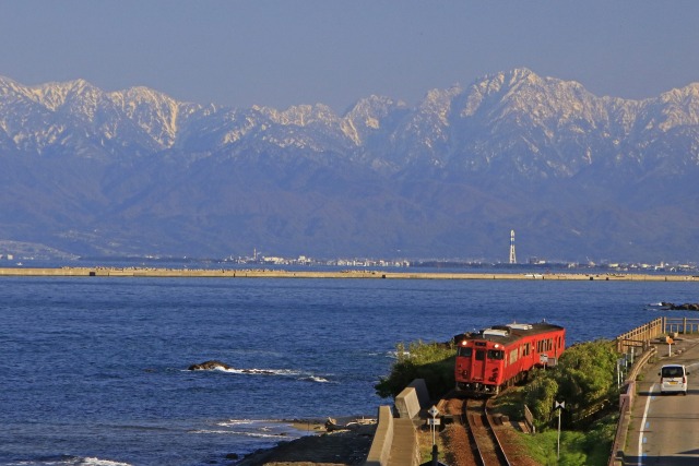 立山連峰背に走る
