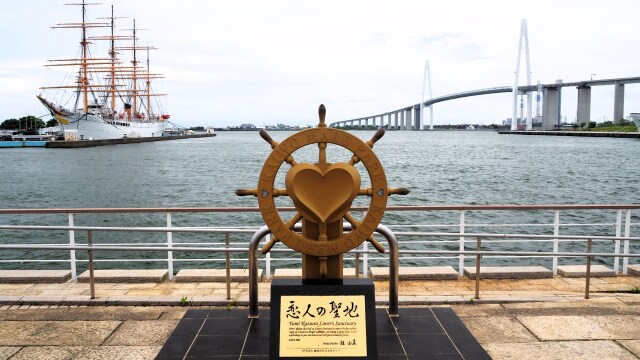 海王丸パークと新湊大橋