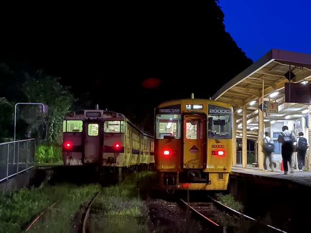夜の山川駅に佇む指宿枕崎線